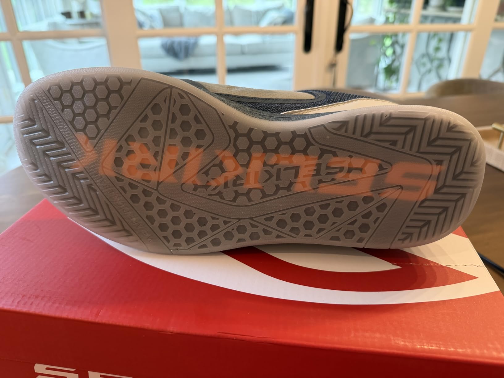 Solid court shoe